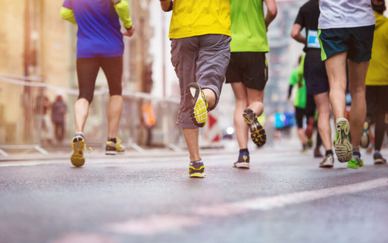 atletas com acessórios para corredores
