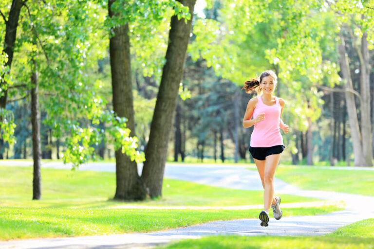 mulher desempenhando performance em corridas