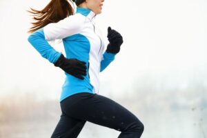 Treino funcional no frio: Como vencer a preguiça e manter o ritmo no inverno