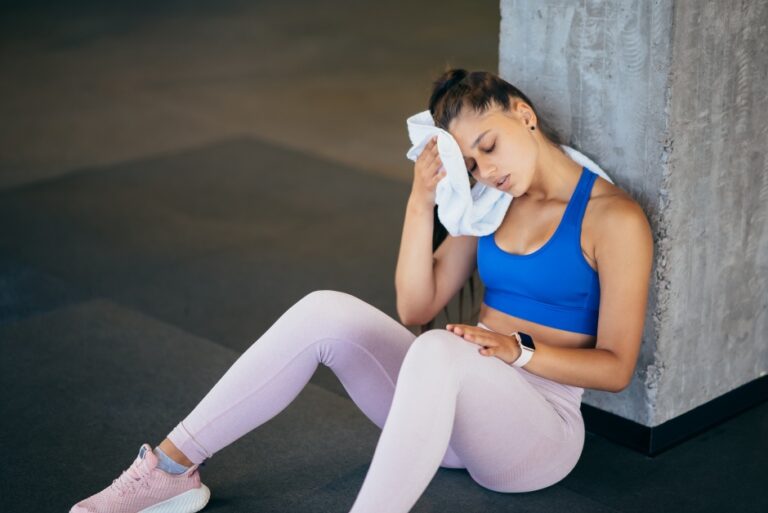 Treinar demais atrapalha? Como o descanso gera ganho muscular